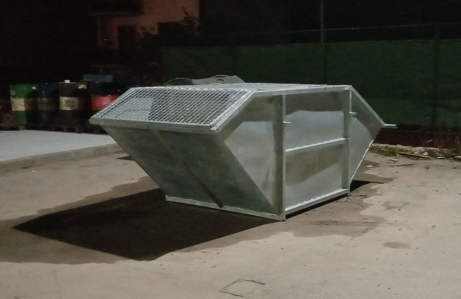 Açık alanda duran büyük metal atık konteyneri
